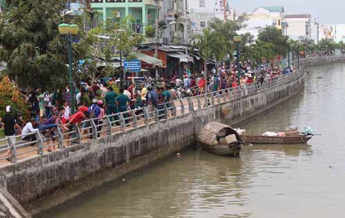 Phát hiện thi thể tóc bạc trắng, nổi lập lờ dưới kênh - 1