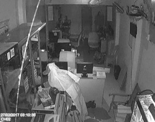 Giả ma đi ăn trộm, bị cảnh sát 113 bắt tại trận Giả ma đi ăn trộm, bị cảnh sát 113 bắt tại trận