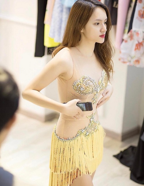 Hương Giang Idol mặc thấu da &#34;nóng rực&#34; ở hậu trường - 2