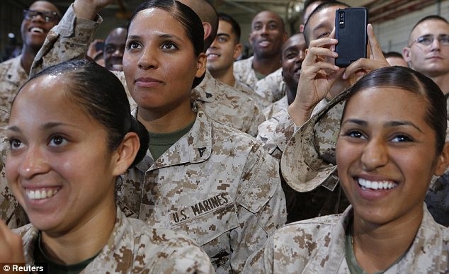 Hàng loạt nữ quân nhân Mỹ lộ ảnh khỏa thân gây chấn động - 2