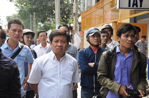 Ông Đoàn Ngọc Hải tiếp tục diện sơ mi trắng xuống đường giành lại vỉa hè Ông Đoàn Ngọc Hải tiếp tục diện sơ mi trắng xuống đường giành lại vỉa hè