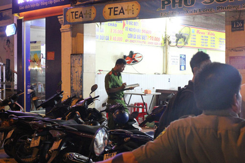 Thanh niên "san bằng" quán phở sau câu nói của chủ quán Thanh niên "san bằng" quán phở sau câu nói của chủ quán