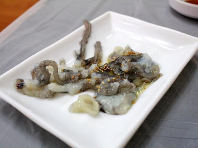 Liệu bạn có dám vượt qua nỗi sợ hãi để ăn bạch tuộc sống?