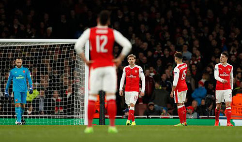 Arsenal lập kỉ lục tồi tệ, Sanchez vô tư cười ngoài sân Arsenal lập kỉ lục tồi tệ, Sanchez vô tư cười ngoài sân
