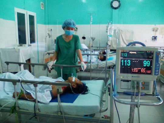 Ngồi ăn kem, nam thanh niên bất ngờ bị đâm thấu bụng Ngồi ăn kem, nam thanh niên bất ngờ bị đâm thấu bụng