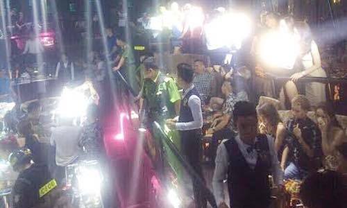 Cảnh sát đưa chó nghiệp vụ bao vây quán bar ở Sài Gòn Cảnh sát đưa chó nghiệp vụ bao vây quán bar ở Sài Gòn