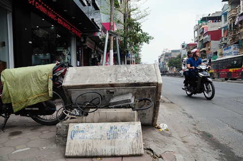 Khiếp vía đi trên vỉa hè đầy “quả bom điện” ở Hà Nội - 4