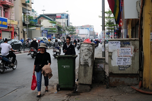 Khiếp vía đi trên vỉa hè đầy “quả bom điện” ở Hà Nội - 2