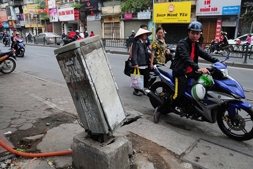 Khiếp vía đi trên vỉa hè đầy “quả bom điện” ở Hà Nội - 5