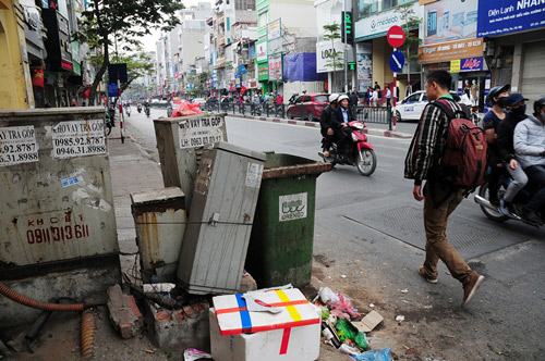 Khiếp vía đi trên vỉa hè đầy “quả bom điện” ở Hà Nội - 7