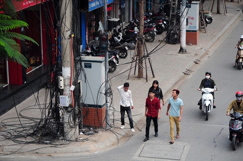Khiếp vía đi trên vỉa hè đầy “quả bom điện” ở Hà Nội - 10