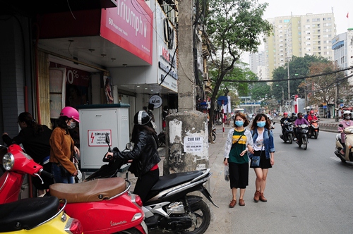 Khiếp vía đi trên vỉa hè đầy “quả bom điện” ở Hà Nội - 8