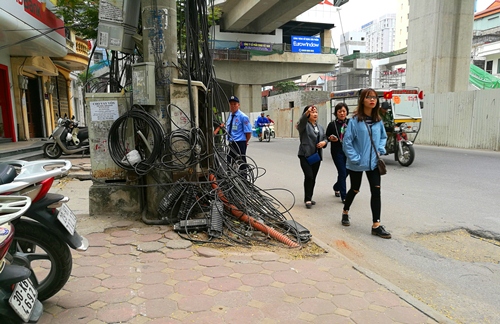 Khiếp vía đi trên vỉa hè đầy “quả bom điện” ở Hà Nội - 12
