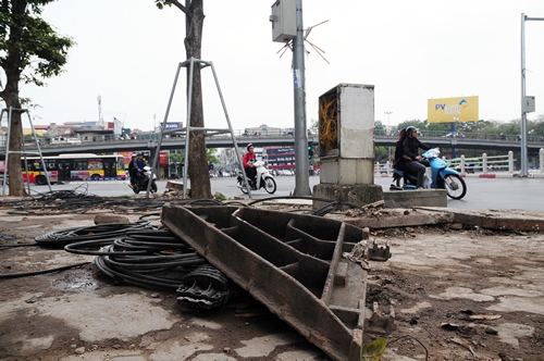 Khiếp vía đi trên vỉa hè đầy “quả bom điện” ở Hà Nội - 11