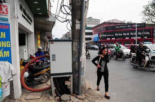 Khiếp vía đi trên vỉa hè đầy “quả bom điện” ở Hà Nội - 9