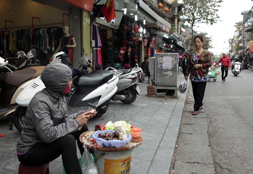 Khiếp vía đi trên vỉa hè đầy “quả bom điện” ở Hà Nội - 14