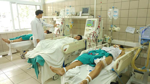 Khởi tố vụ 12 sinh viên ngộ độc rượu sau liên hoan 8/3 Khởi tố vụ 12 sinh viên ngộ độc rượu sau liên hoan 8/3