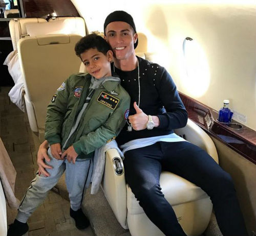 Ronaldo nhờ chân dài đẻ thuê, niềm vui nhân đôi Ronaldo nhờ chân dài đẻ thuê, niềm vui nhân đôi