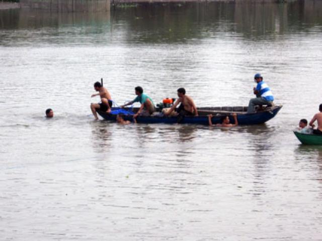 Lùa bò tắm sông, 4 ông cháu cùng chết đuối Lùa bò tắm sông, 4 ông cháu cùng chết đuối