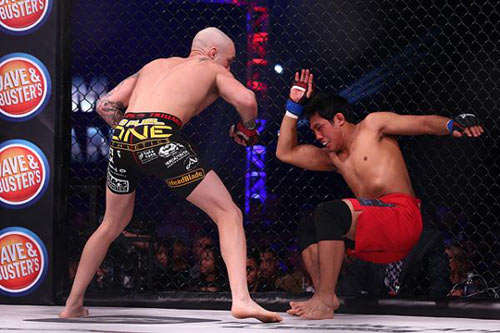 MMA: Võ sĩ gốc Việt bị xuống tay không thương tiếc MMA: Võ sĩ gốc Việt bị xuống tay không thương tiếc
