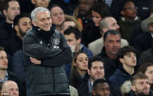 Mourinho "đá đểu" trọng tài, Conte nói MU chơi bóng bầu dục - 1