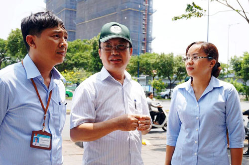 Giữa trưa, "sếp" ông Đoàn Ngọc Hải xuống đường gặp người dân chiếm vỉa hè Giữa trưa, "sếp" ông Đoàn Ngọc Hải xuống đường gặp người dân chiếm vỉa hè