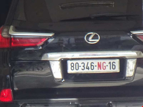 Giám đốc doanh nghiệp đi xe biển số ngoại giao Giám đốc doanh nghiệp đi xe biển số ngoại giao
