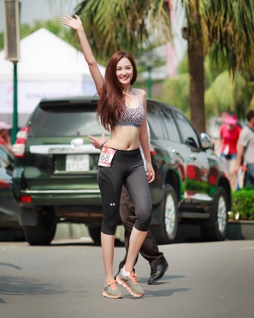 4 hoa hậu Việt độc thân mặc đồ gym bó sát khiến mày râu mê mệt - 14