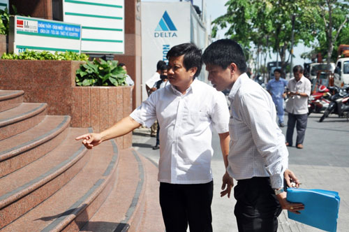 Ông Hải liên tục nhận điện thoại can thiệp khi đập công trình chiếm vỉa hè Ông Hải liên tục nhận điện thoại can thiệp khi đập công trình chiếm vỉa hè