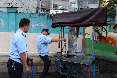 "Cuộc chiến" giành lại vỉa hè: "Đừng làm trò cười cho người khác" "Cuộc chiến" giành lại vỉa hè: "Đừng làm trò cười cho người khác"