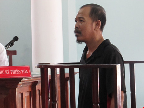 Bé gái qua nhà nhổ giùm lông vịt bị "ma men" xâm hại Bé gái qua nhà nhổ giùm lông vịt bị "ma men" xâm hại