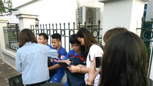 Các cô gái trẻ lại vây chặt Công Phượng, Xuân Trường Các cô gái trẻ lại vây chặt Công Phượng, Xuân Trường
