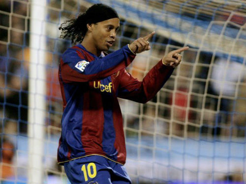 Ronaldinho 37 tuổi: Tượng đài bất tử với đôi chân ma thuật Ronaldinho 37 tuổi: Tượng đài bất tử với đôi chân ma thuật