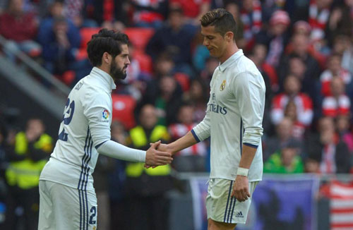 Quyền lực đen Real – Barca: Ronaldo “ngửi khói” Messi Quyền lực đen Real – Barca: Ronaldo “ngửi khói” Messi