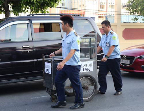 "Cuộc chiến" giành vỉa hè: TP.HCM tung quân xuống đường từ rạng sáng "Cuộc chiến" giành vỉa hè: TP.HCM tung quân xuống đường từ rạng sáng