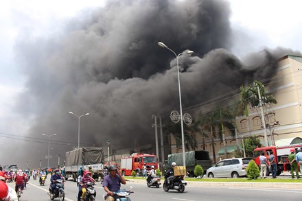 Hàng trăm cảnh sát dập đám cháy dữ dội ở Cần Thơ - 1