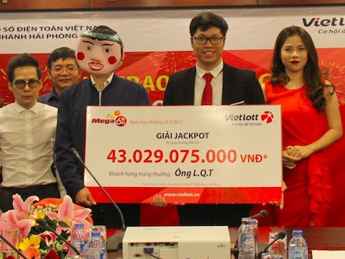 Xổ số Vietlott: Một người Hà Nội đeo mặt nạ chú tễu nhận 43 tỉ Xổ số Vietlott: Một người Hà Nội đeo mặt nạ chú tễu nhận 43 tỉ