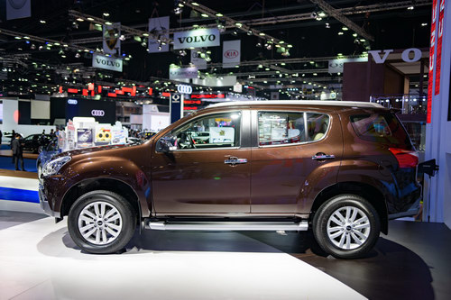 Isuzu MU-X 2017 giá 718 triệu đồng cạnh tranh Fortuner - 3