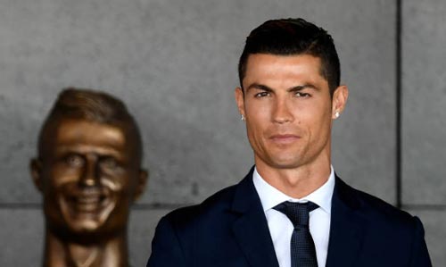 Ronaldo vinh hiển quê nhà: Messi lặng lẽ cúi đầu - 1
