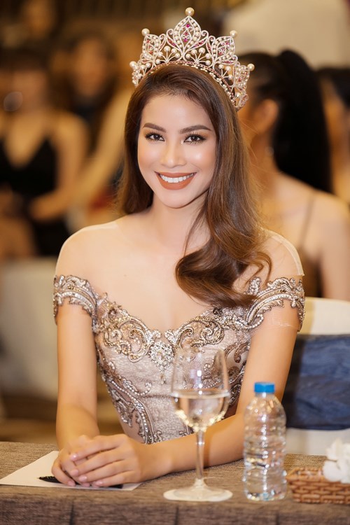 Phạm Hương, Nam Em mặc xuyên thấu, khoét xẻ gợi cảm - 3