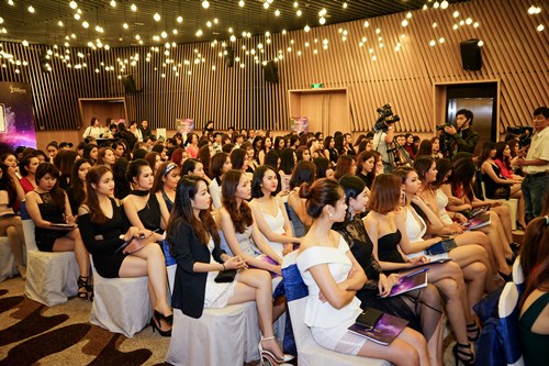 Phạm Hương, Nam Em mặc xuyên thấu, khoét xẻ gợi cảm - 10