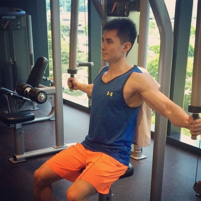 Múi cơ cuộn sóng, chắc như tượng đồng của ông chú Singapore - 2