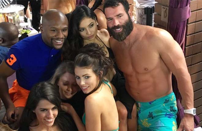 Mayweather & tay chơi khét tiếng hành tinh Dan Bilzerian: Tiền và người đẹp Mayweather & tay chơi khét tiếng hành tinh Dan Bilzerian: Tiền và người đẹp