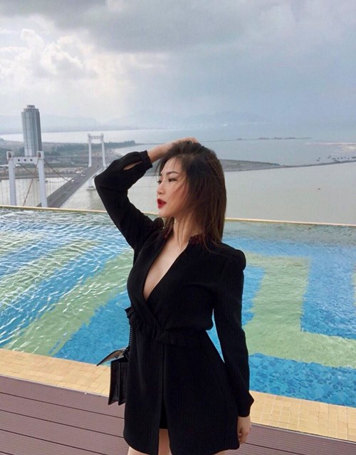 Hương Tràm "vượt mặt" đàn chị với phong cách đời thường hở trên, ngắn dưới Hương Tràm "vượt mặt" đàn chị với phong cách đời thường hở trên, ngắn dưới