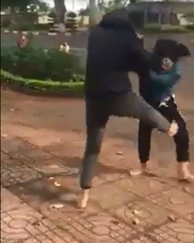 Hai nhóm thiếu nữ dùng nón bảo hiểm lao vào đánh nhau Hai nhóm thiếu nữ dùng nón bảo hiểm lao vào đánh nhau