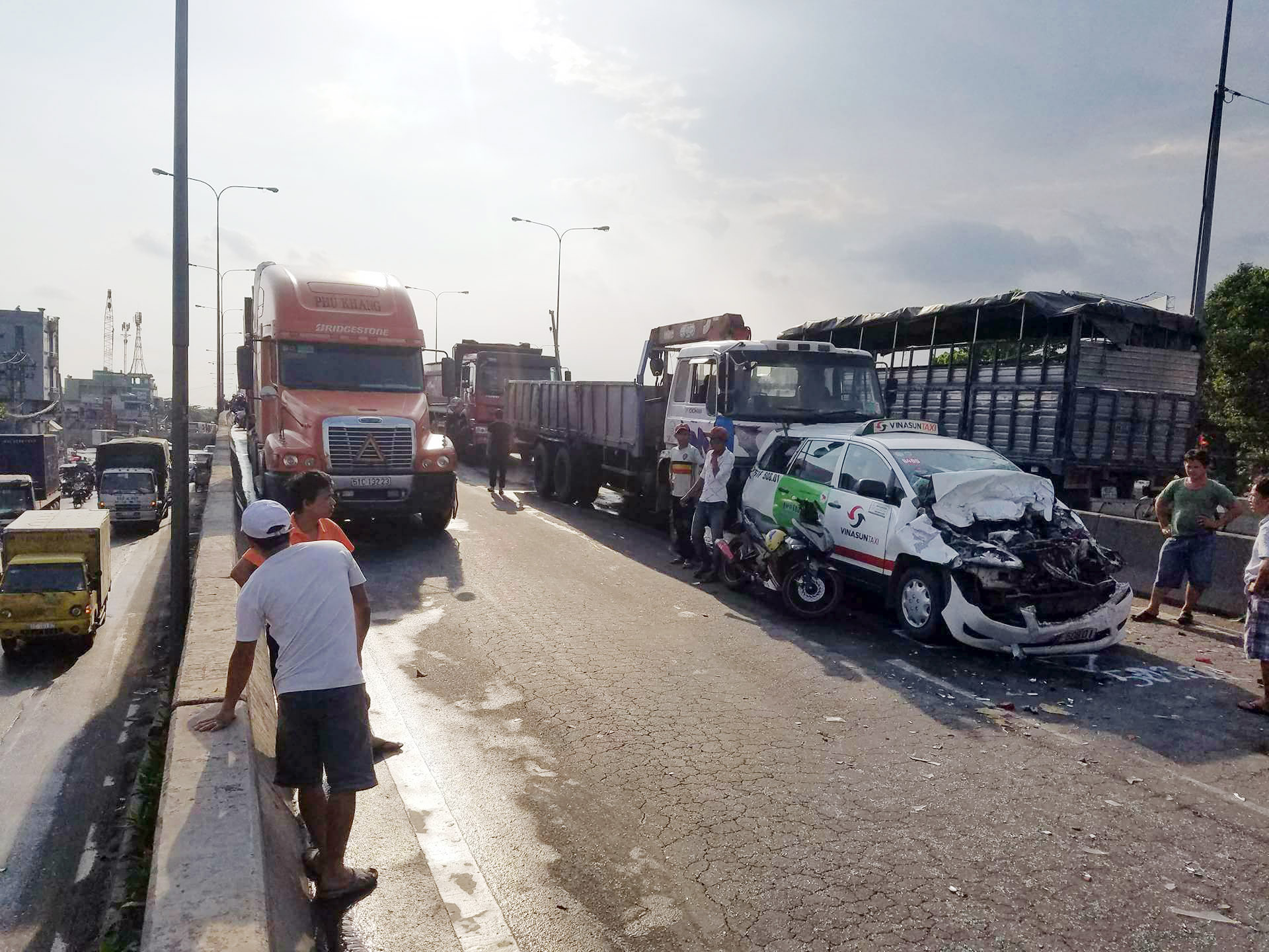 Các phương tiện bị biến dạng sau va chạm