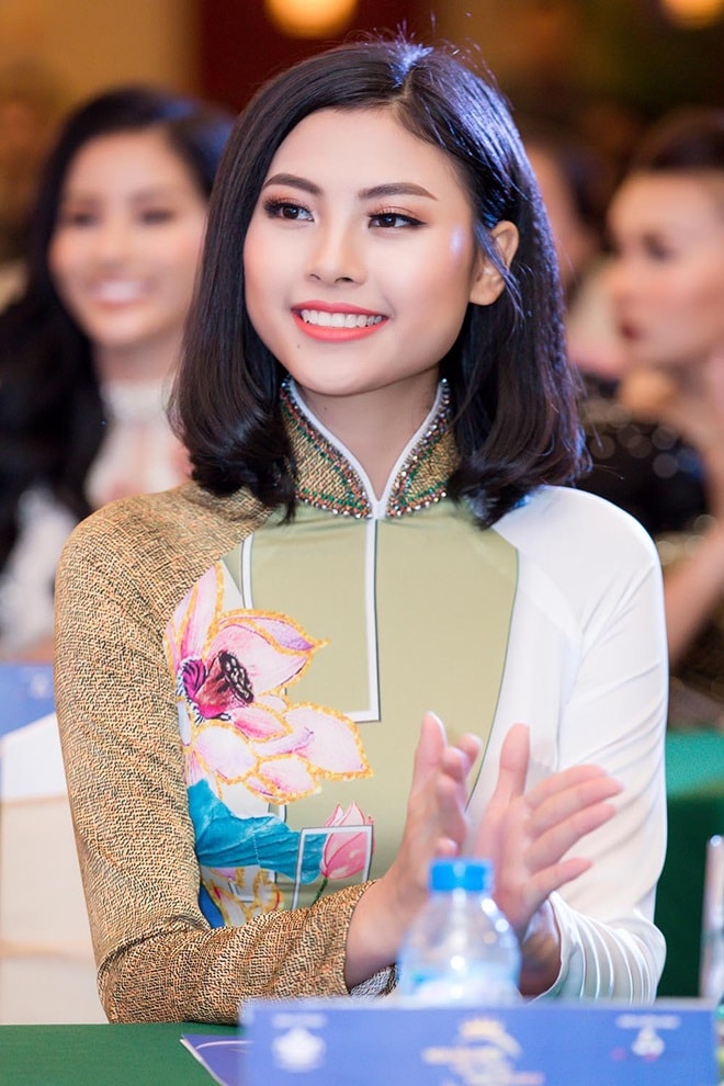 Á hậu "siêu vòng 3" Khánh Phương khoe hình thể thắt đáy lưng ong - 4