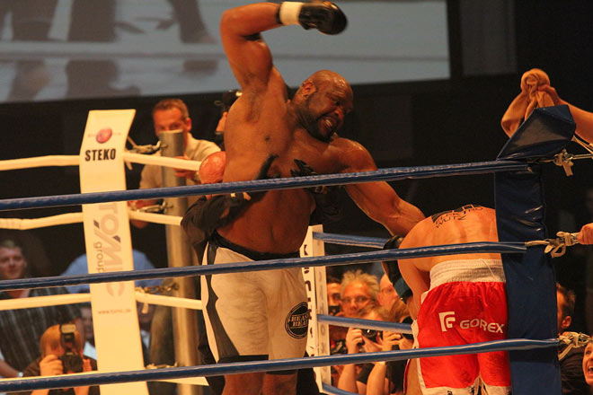 Võ sỹ 2m, 150kg: Bị 15 võ sỹ MMA đánh "thân tàn ma dại" Võ sỹ 2m, 150kg: Bị 15 võ sỹ MMA đánh "thân tàn ma dại"