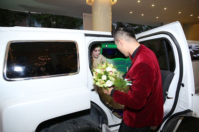 Dàn xe sang rước khách giá 30 tỷ đồng trong hôn lễ Lâm Khánh Chi ở Sài Gòn - 4