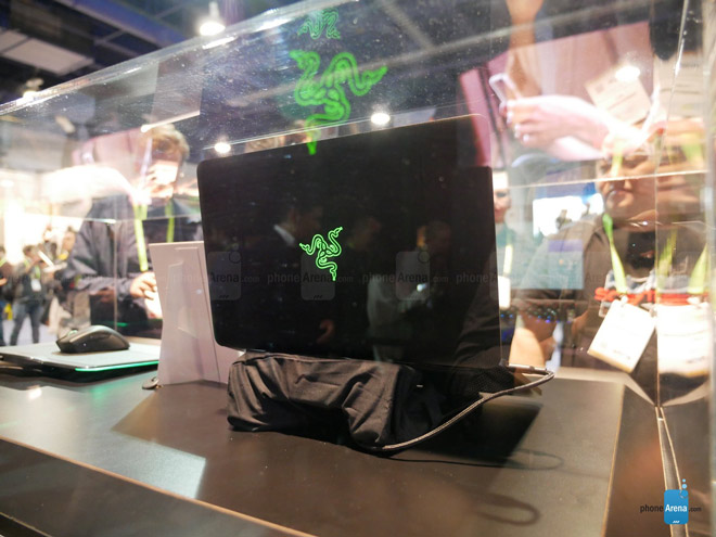 Mở hộp laptop chơi game mới nhất – Razer Project Linda - 4